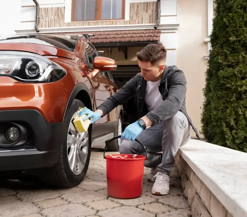 Lavage auto à domicile Ayguatébia-Talau : professionnel intervenant sur un véhicule